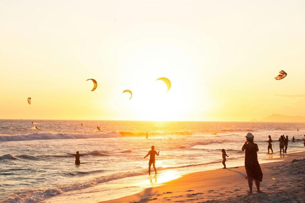 Praia e mar para curtir a viagem