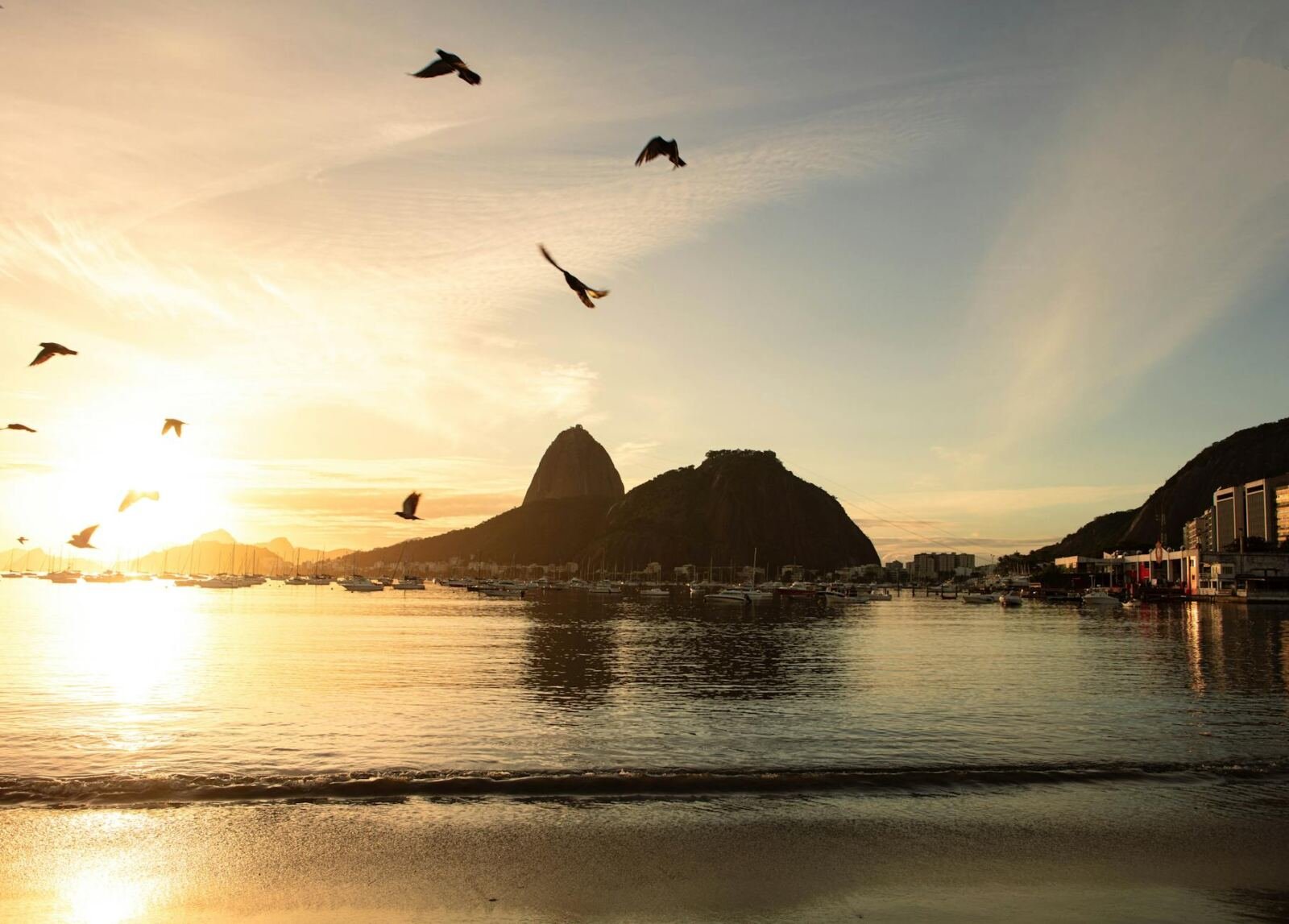 Praia e mar para curtir a viagem