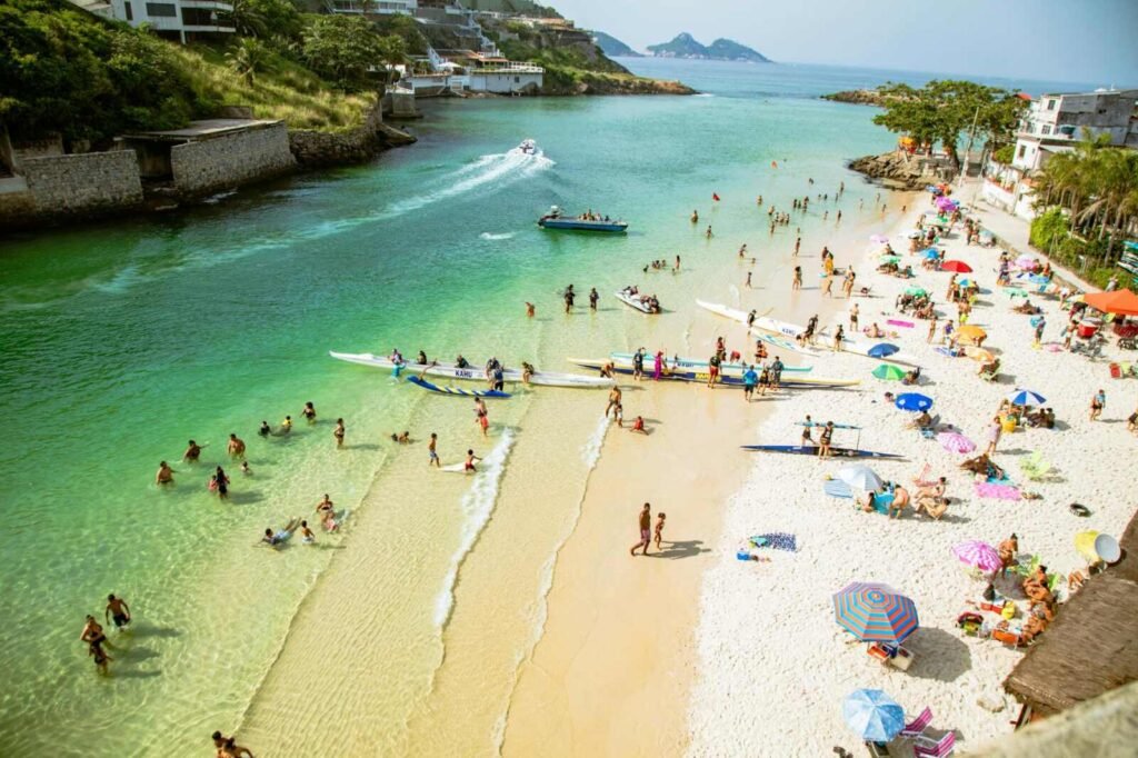 Praia e mar para curtir a viagem